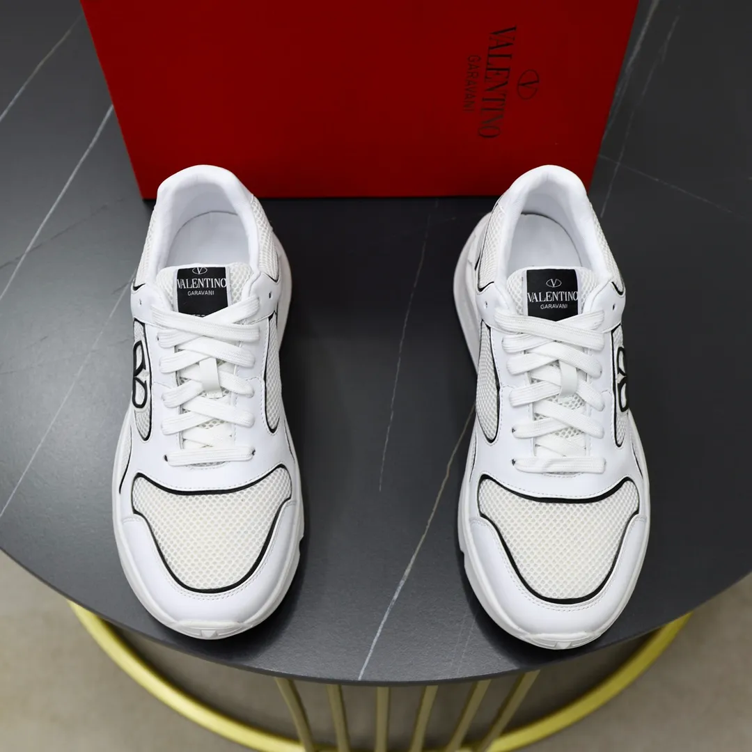 Ex-factory price: 460💰VALENTINO/Valentino 2025s men's latest low-top thick-soled sports shoes are shipped. Made with heavy industry, men's fine casual sports shoes, versatile style. Made of fabric mesh upper, rubber lines embellished with geometric segmentation upper, hand-sewn, novel and fashionable, rubber soles with rivet details on the front and back, VALENTINO GARAVANI LOGO printed on the side, and Valentino Garavani decorative inlay on the tongue. Logo, comfortable, breathable and durable on the feet! Comes with full original packaging! Code number: 38-39-40-41-42-43-44 (45 can be customized)